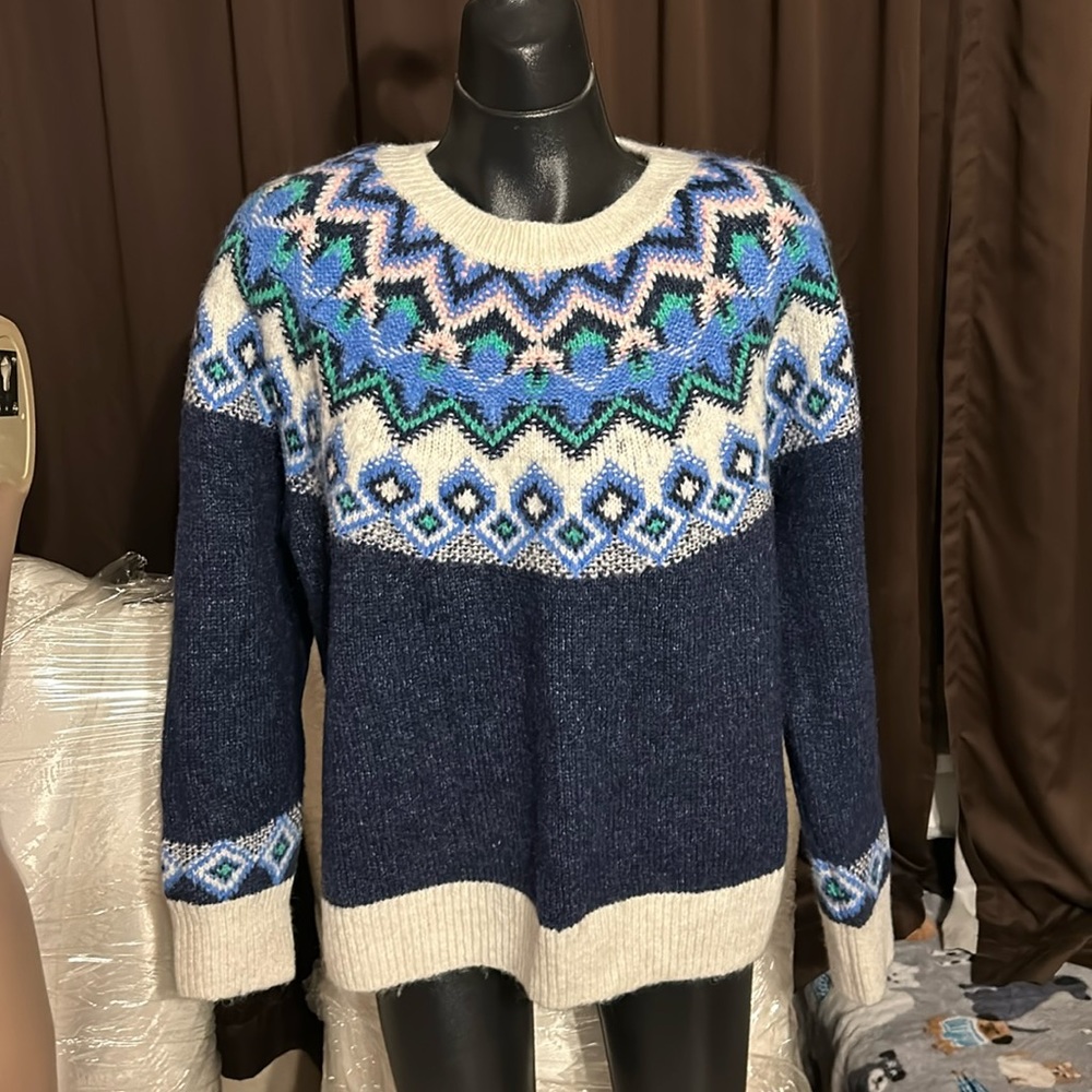 Like new Old Navy sweater size XL.  Great condition.